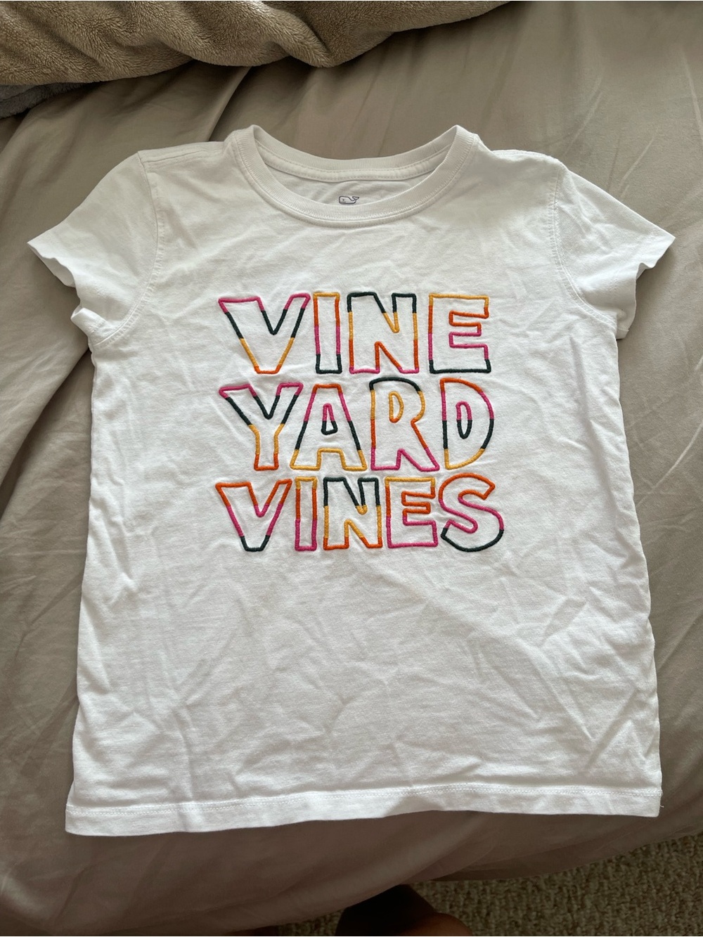 Vineyard Vines White Short-Sleeve Tee with Multicolor Outline Logo
